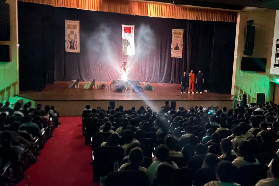 Grade 6 Students Travel Back in Time with “Threads of Time: The Story of Us”
